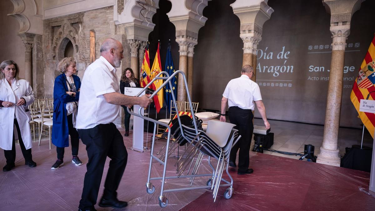 Varios trabajadores organizan el montaje del Día de Aragón en La Aljafería.