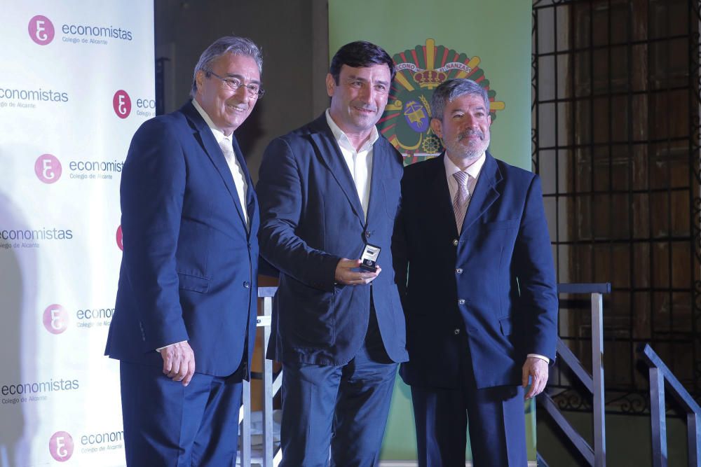 La entrega se realizó en el transcurso de la cena anual del Colegio de Economistas de Alicante.