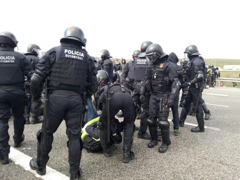 Els Mossos desallotgen els manifestants de l'AP-7