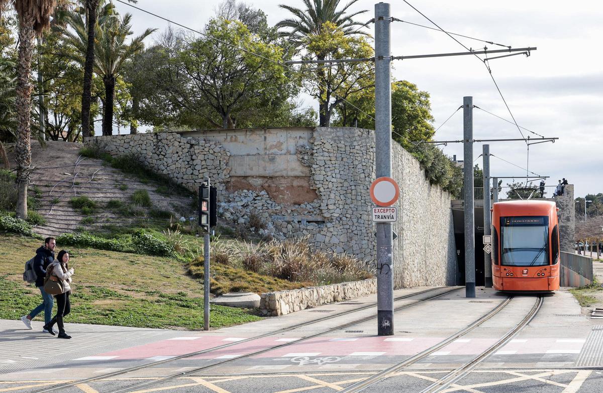 Uno de los tranvías de la línea 2 a su salida al bulevar del Pla en Alicante.