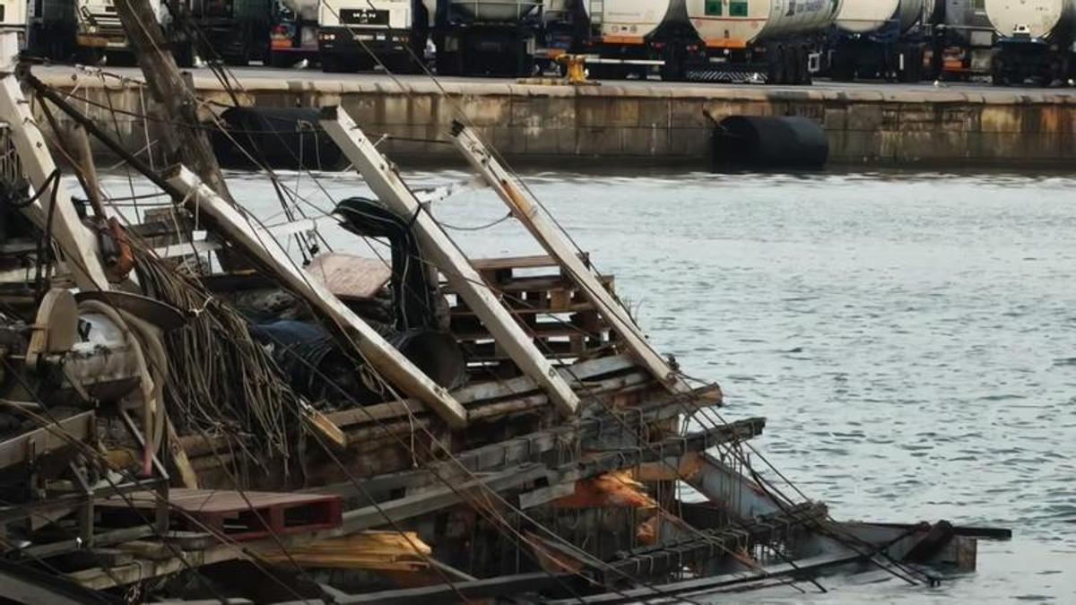 Batea dañada por un buque en el puerto de València, en una imagen reciente.