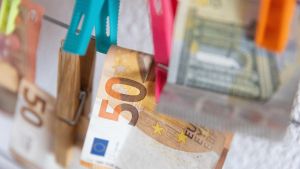 Archivo - Varios billetes sujetos con pinzas.
