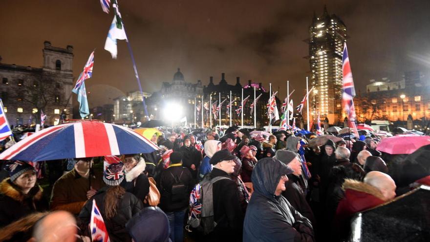 Partidarios del Brexit celebran la salida del Reino Unido de la UE