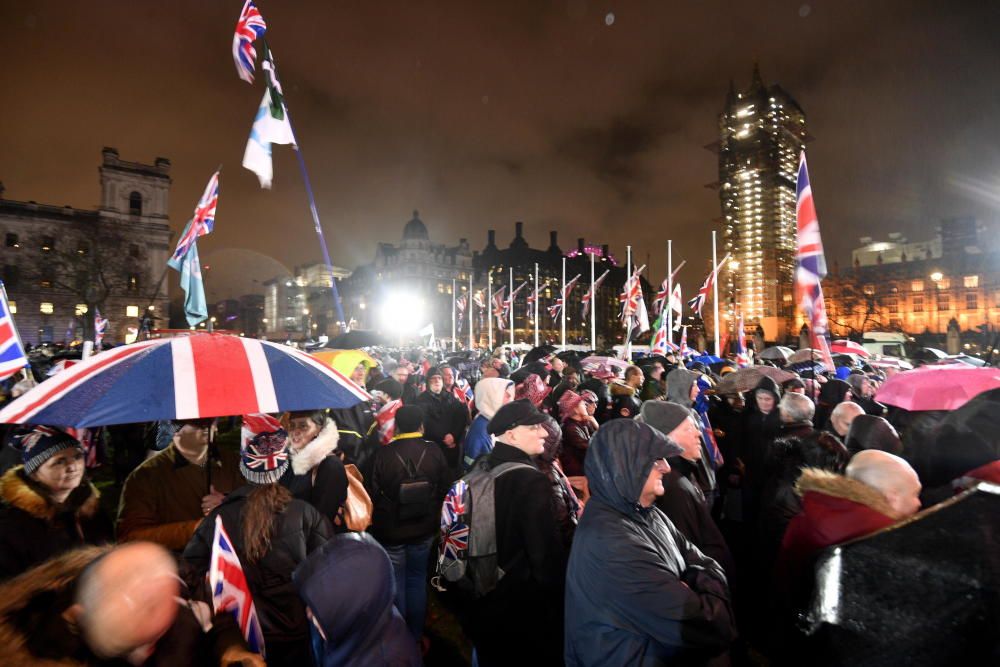 Partidarios del Brexit celebran la salida del Reino Unido de la UE.