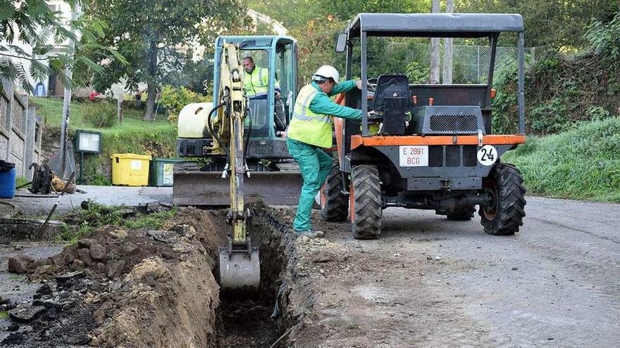 Dos operarios en las obras de saneamiento que se ejecutan en Parafita. // FdV