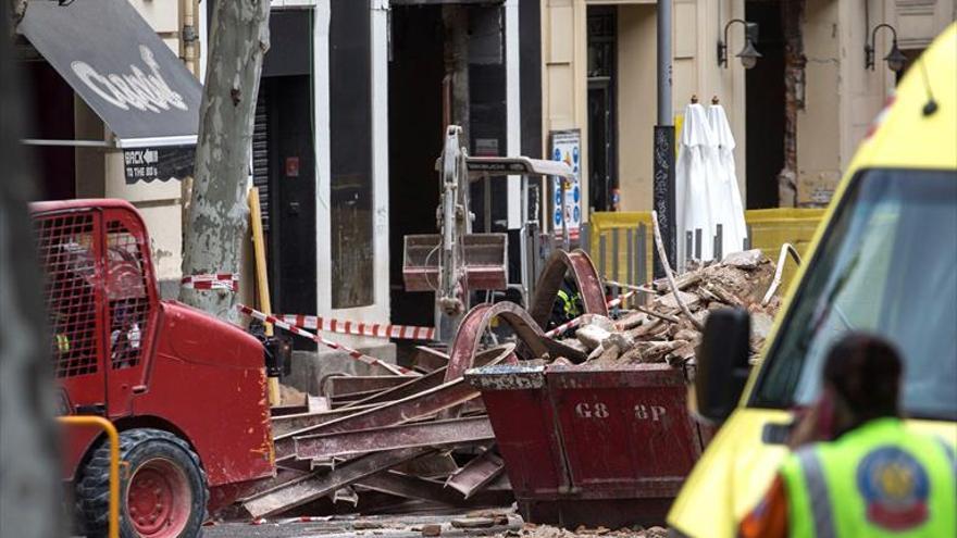 El derrumbe de un edificio sepulta a dos trabajadores, uno extremeño