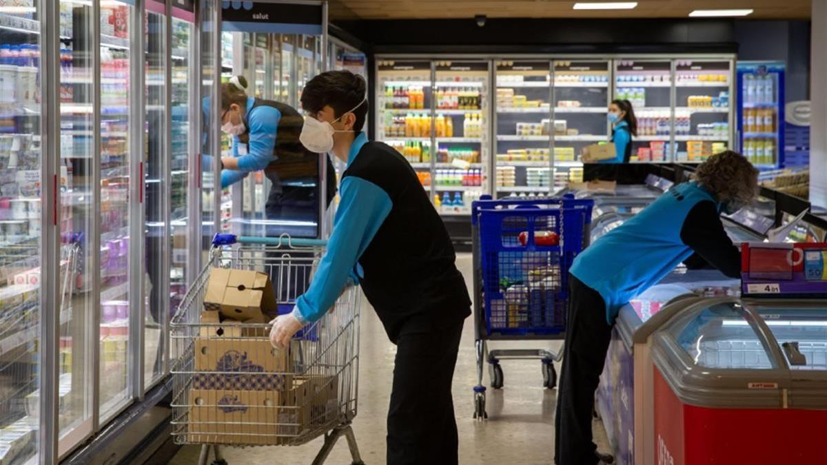 11 08 2020 Trabajadores en un supermercado Caprabo   ESPANA EUROPA ECONOMIA CATALUNA EMPRESAS  CAPRABO