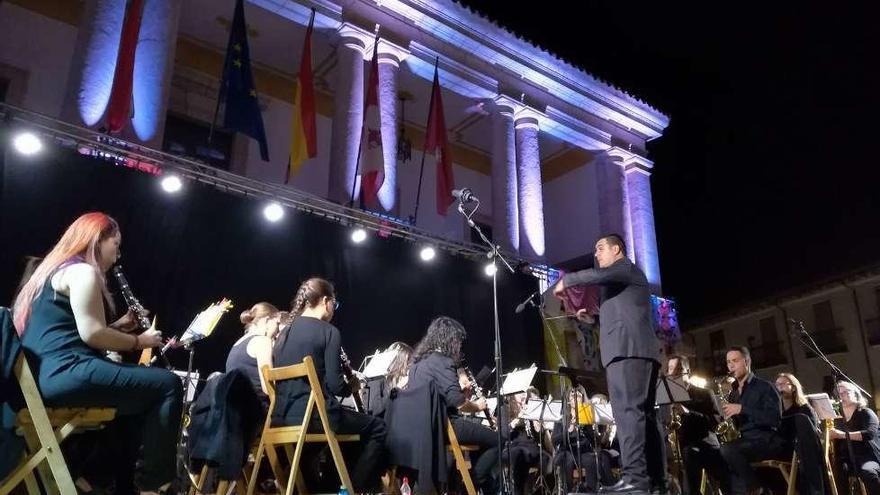 La ciudad despide las fiestas con un concierto de La Lira y un espectáculo pirotécnico