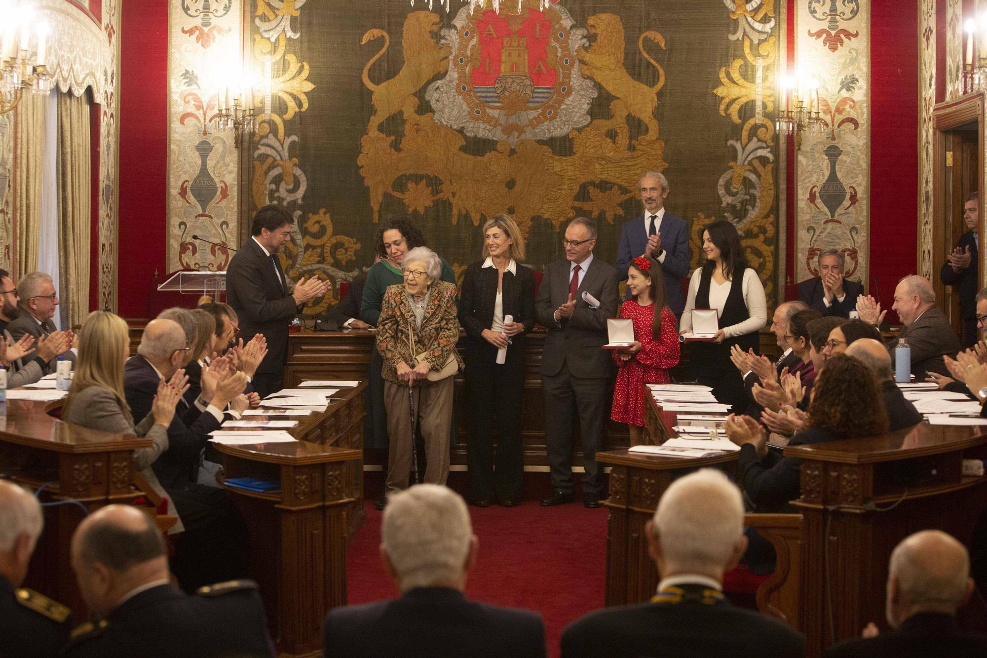 Balmis, la Policía Local, el IES Jorge Juan y la ciudadanía reciben la Medalla de Alicante