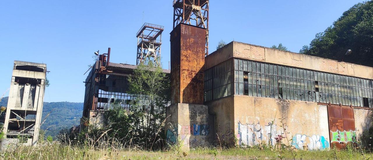 Instalaciones del pozo Polio de Hunosa, en el que se va impulsar la minicentral hidráulica. | A. V.