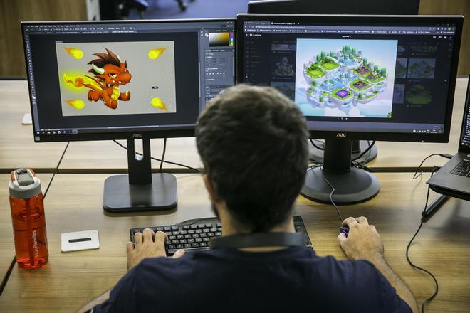 Un trabajador de Socialpoint, una de las principales empresas del sector del videojuego de Barcelona. Un trabajador de Socialpoint, una de las principales empresas del sector del videojuego de Barcelona.