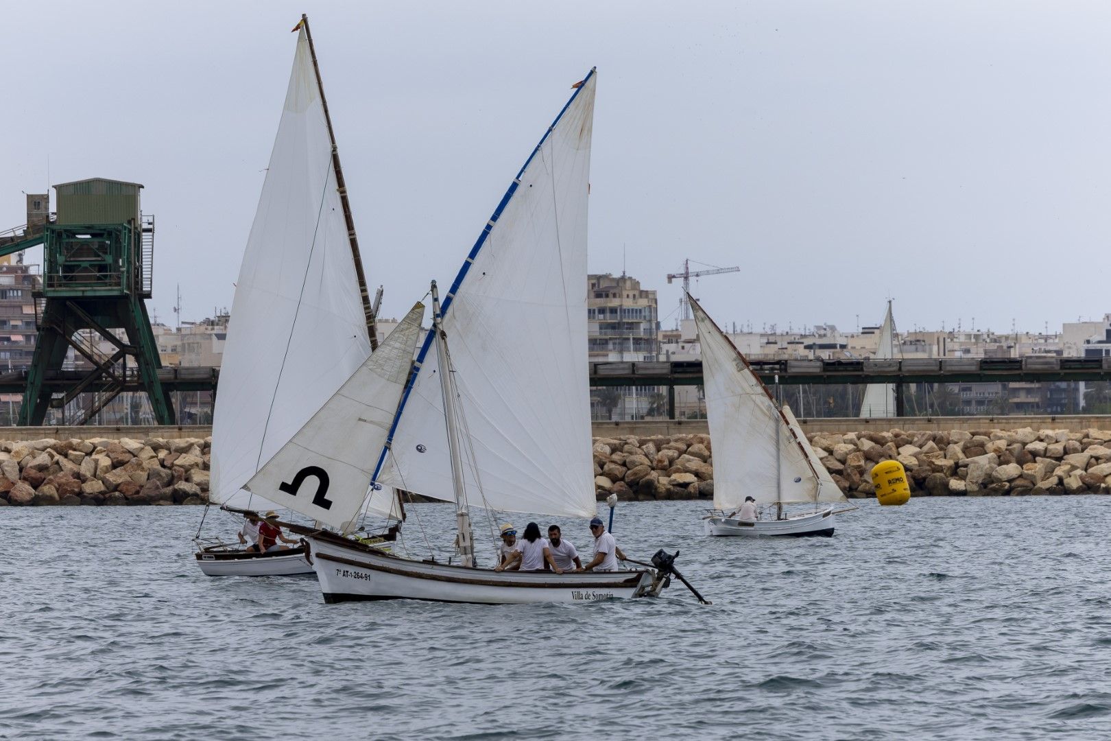 Torrevieja recupera las regatas de embarcaciones de vela latina