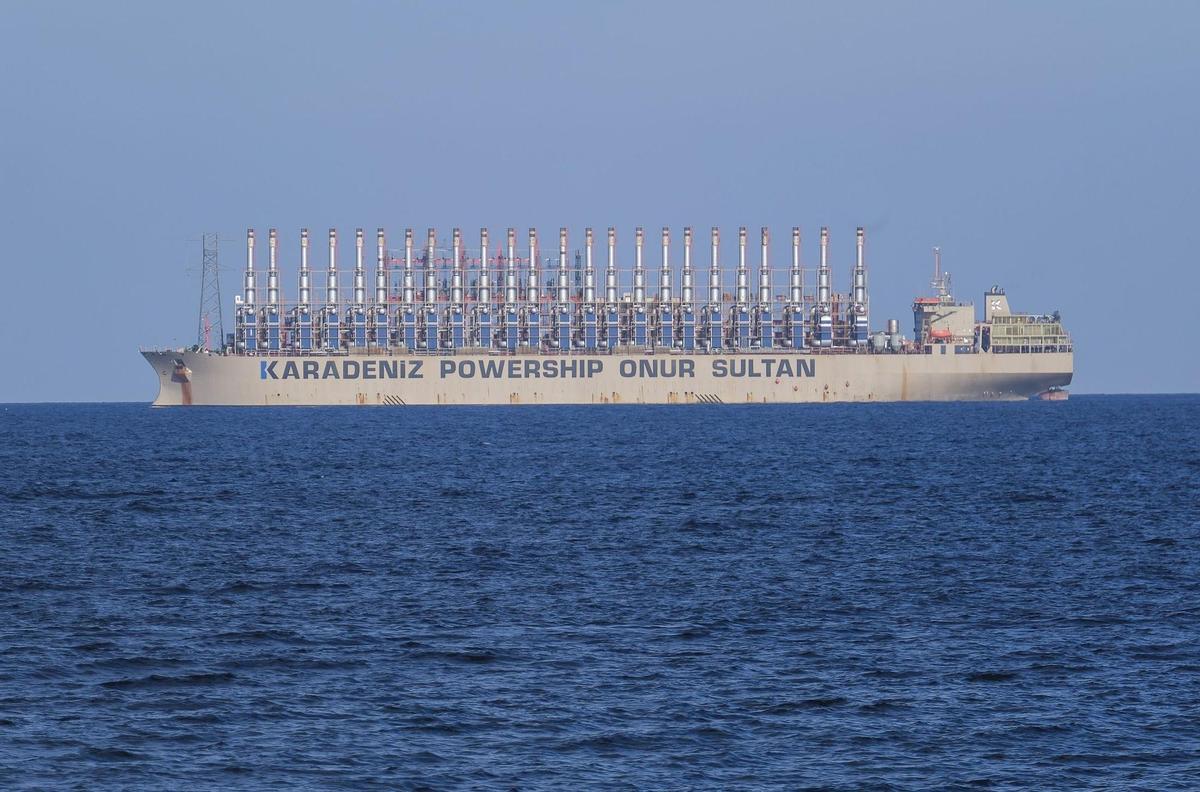 Una central eléctrica flotante fondeada en la Rada Sur del Puerto de Las Palmas