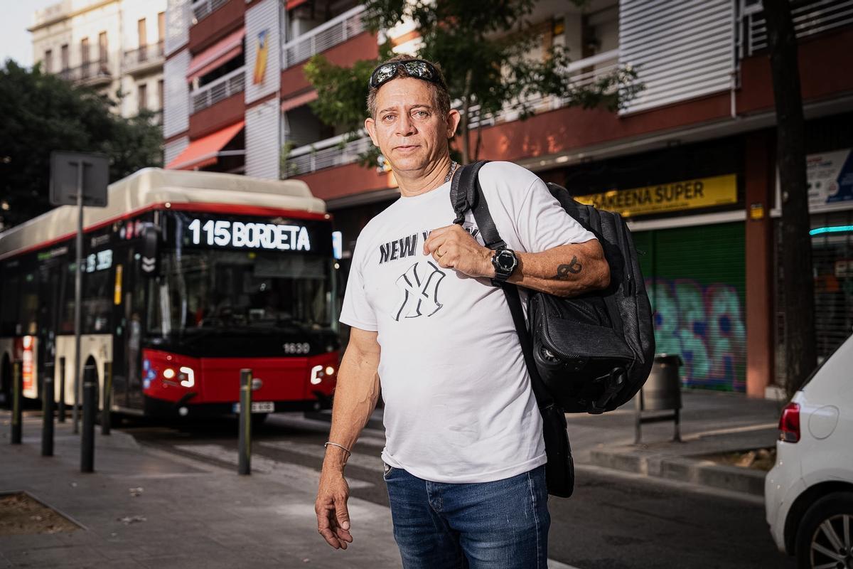 Franklyn Gavidia, tras bajarse del bus alternativo por el corte de la L1 del metro.