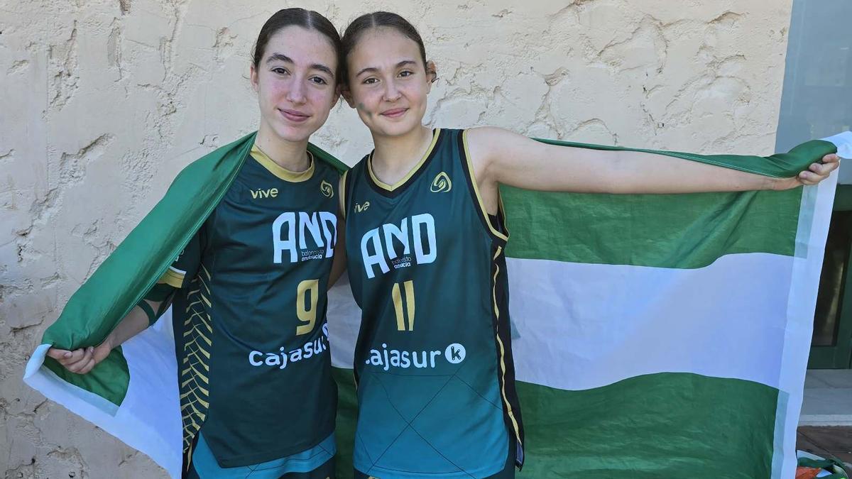 Alba Madrid y Marta Carmona, tras proclamarse campeonas de España.