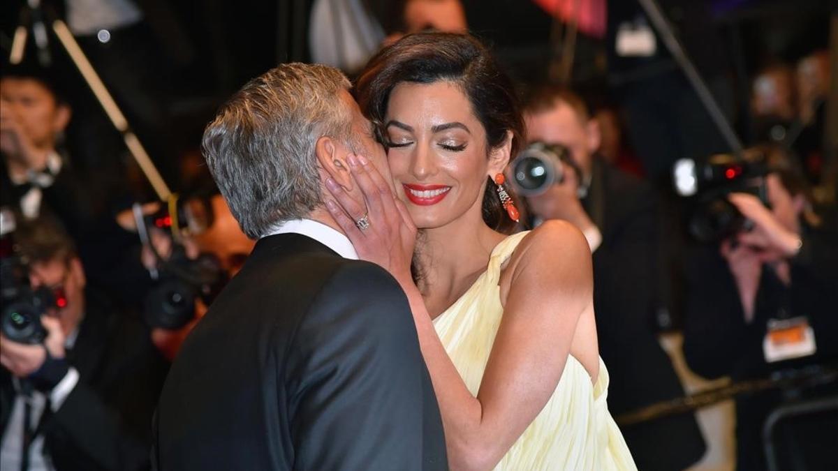 George Clooney besa a su esposa, Amal.
