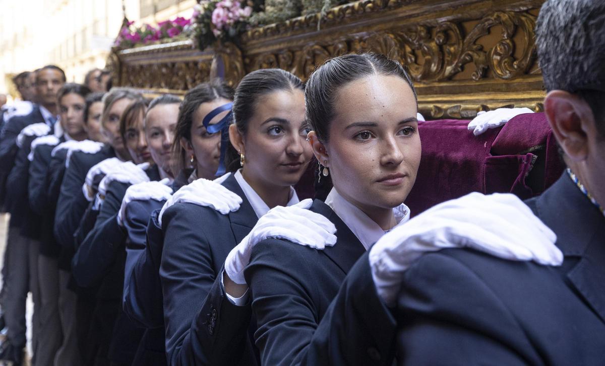 Los alumnos jesuitas participan en la procesión.