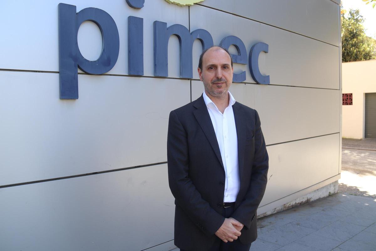 El director de l'Àrea d'Economia i Empresa de la PIMEC, Carles Mas, davant de la seu a les comarques gironines.