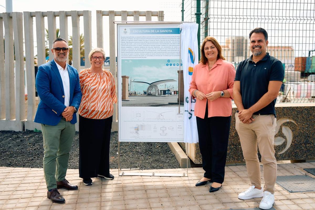 José Socas, presidente de Fedeport, Antonia Bordón, jefa de Obras del Puerto, Beatriz Calzada, presidenta de la Autoridad Portuaria, y Richard Gómez, autor de la obra.