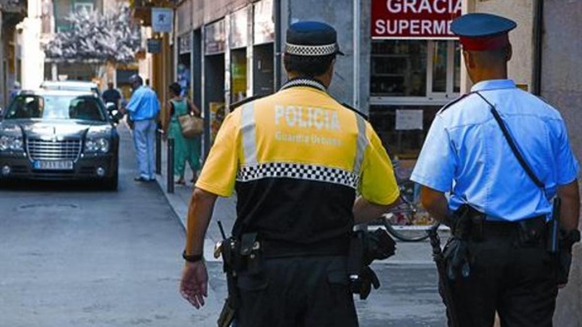 Una patrulla mixta de Mossos y Guardia Urbana en las fiestas de Gràcia del 2012.