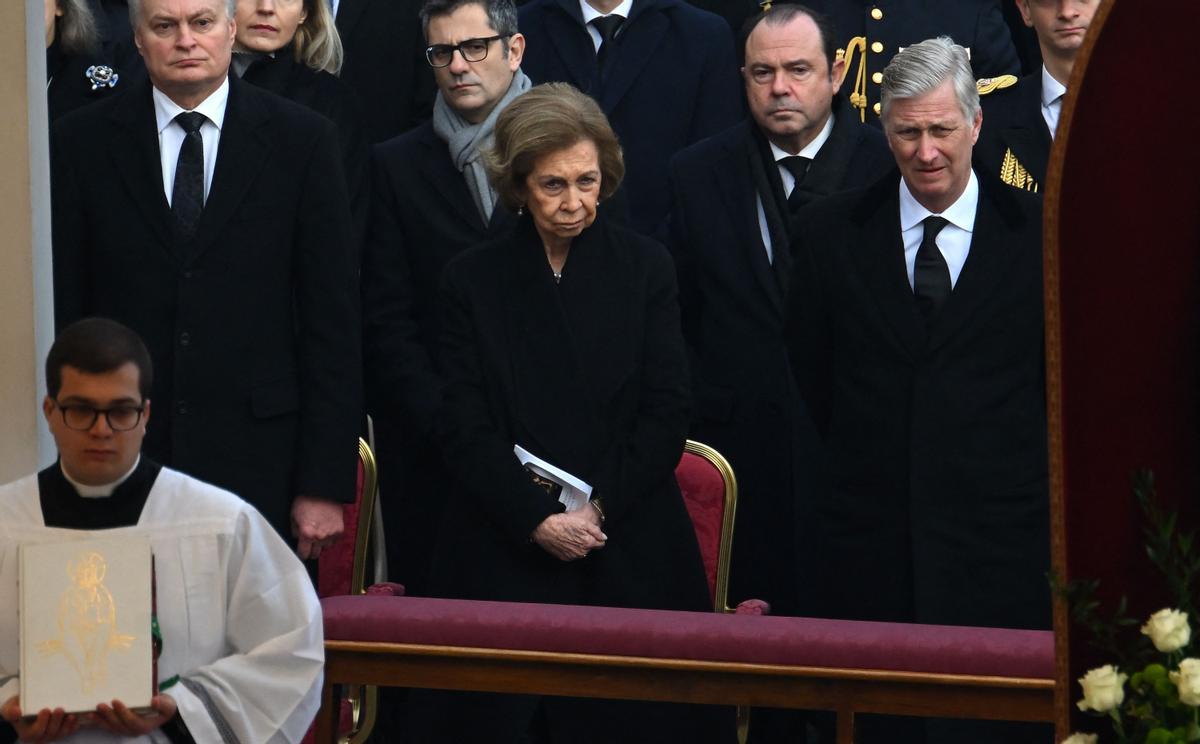 La Reina Sofía de España llega durante la misa fúnebre del Papa Emérito Benedicto XVI en la plaza de San Pedro en el Vaticano.