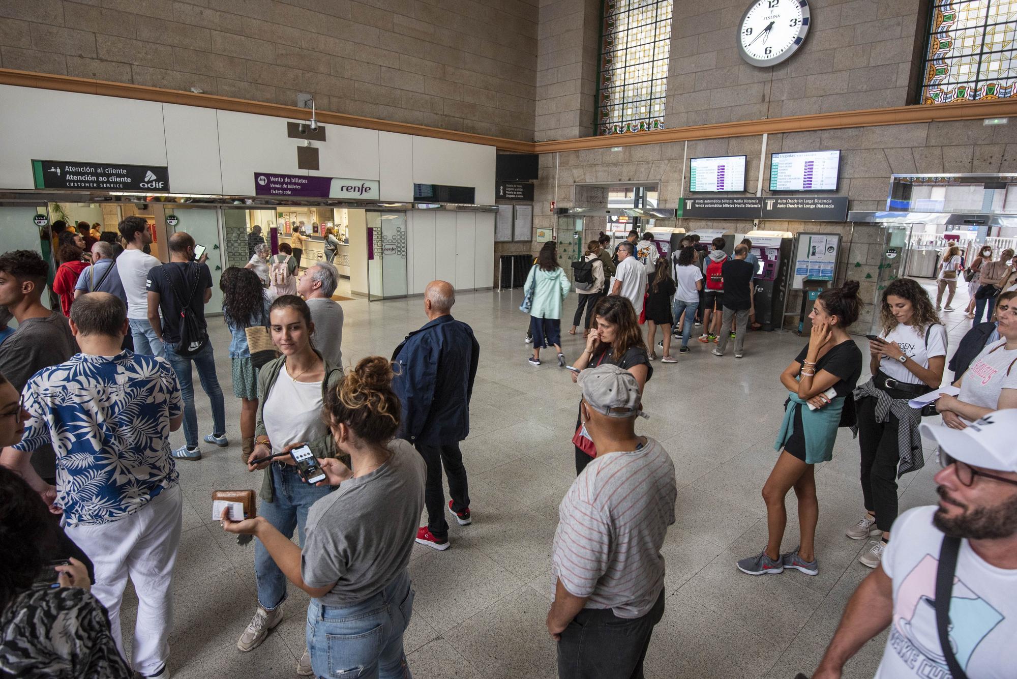 Colas en Galicia y colapso del sistema el primer día de los abonos gratuitos de Renfe