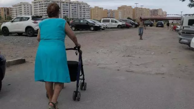 Personas mayores: andadores, bastones y sillas de ruedas