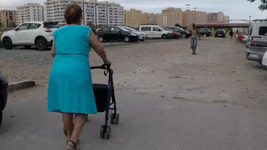 Personas mayores: andadores, bastones y sillas de ruedas