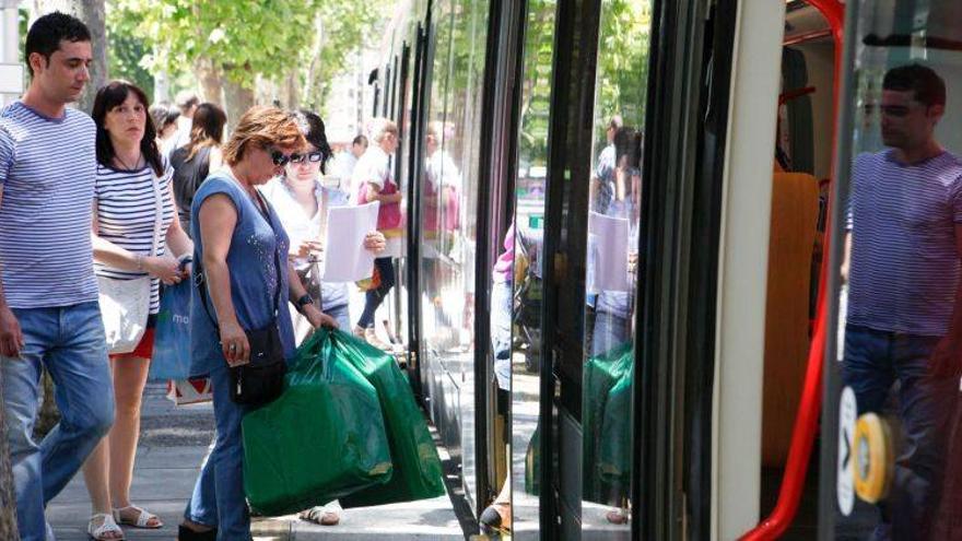 El billete de bus y tranvía no subirá para los usuarios con bonificaciones