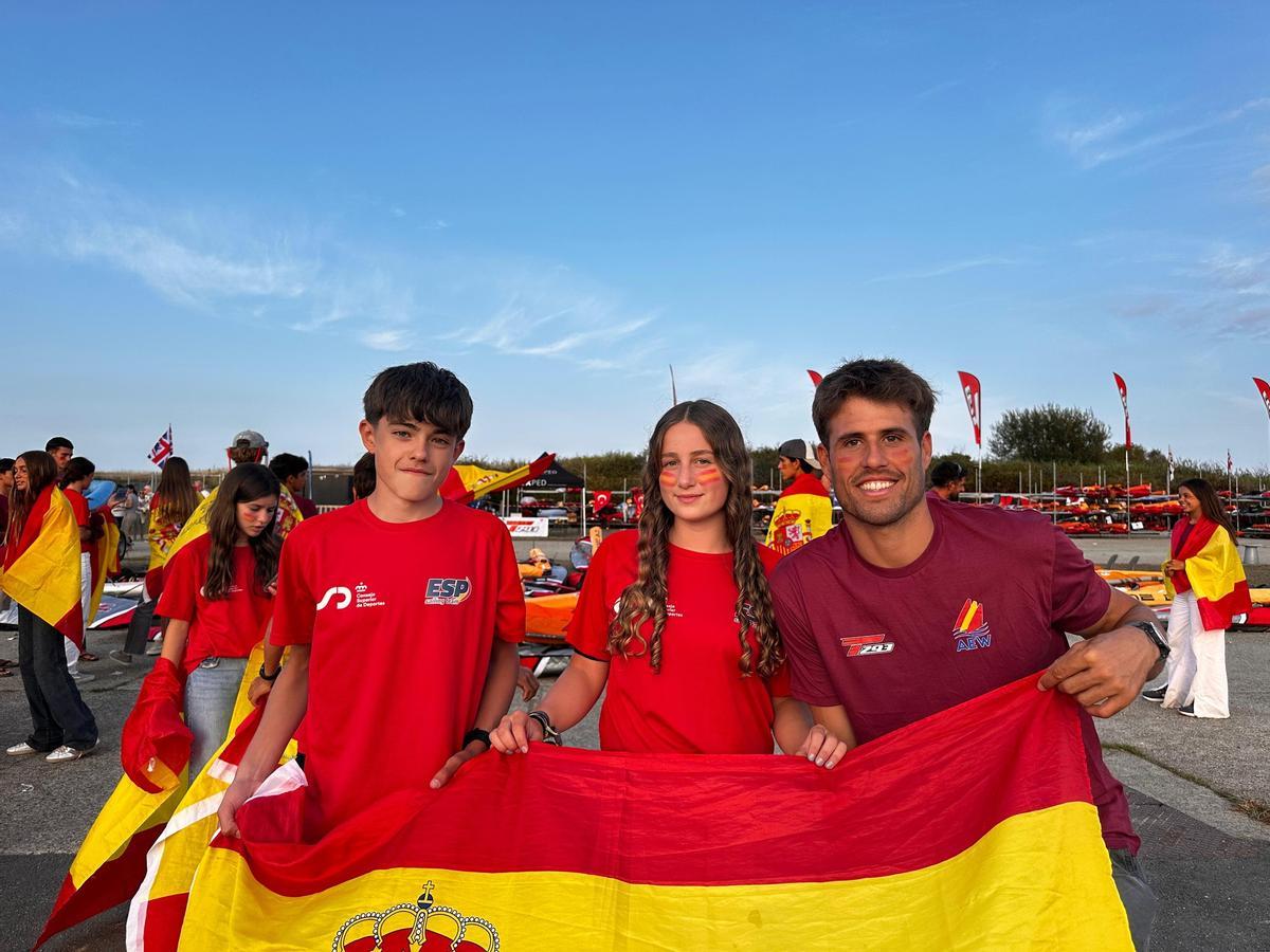 Lindia Pousa junto a su compañero Marcos Dasilvay el seleccionador gallego de windsurf y técnico del Náutico Rodeira, Tomás Vieito