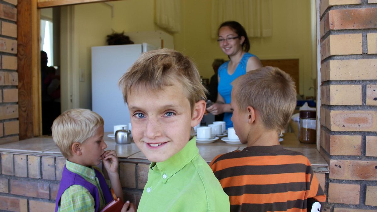 Niños afrikáners a la salida de la misa de domingo.