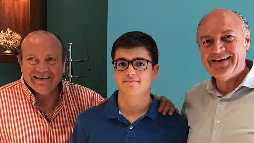 Paris y Gil junto al joven estudiante premiado