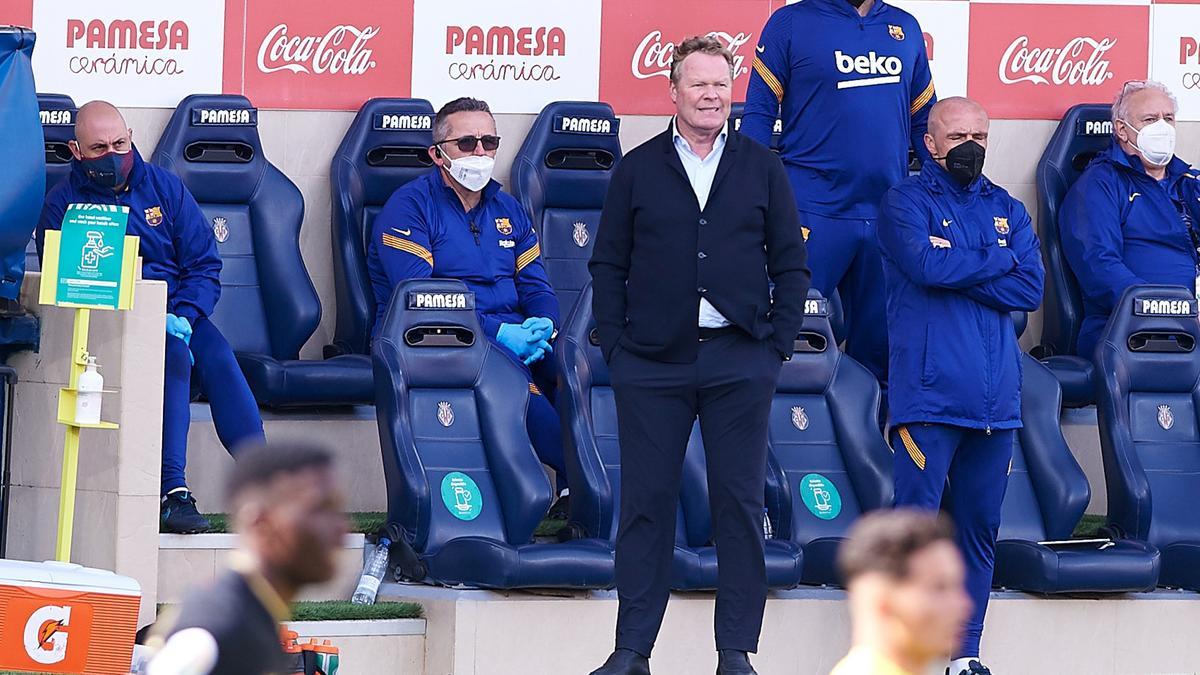 Koeman y el cuerpo técnico del Barça, durante el partido.