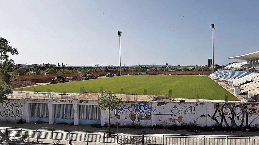 El Estadi Balear ya luce la nueva moqueta natural.