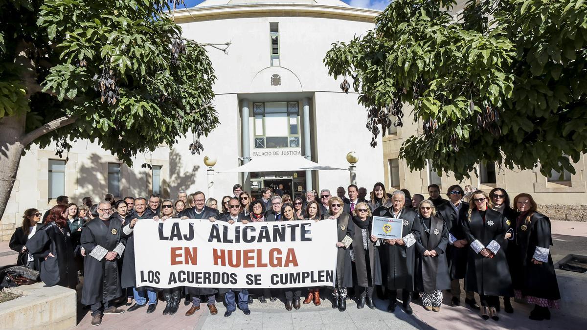 Concentración de letradas y letrados de Justicia en Alicante.
