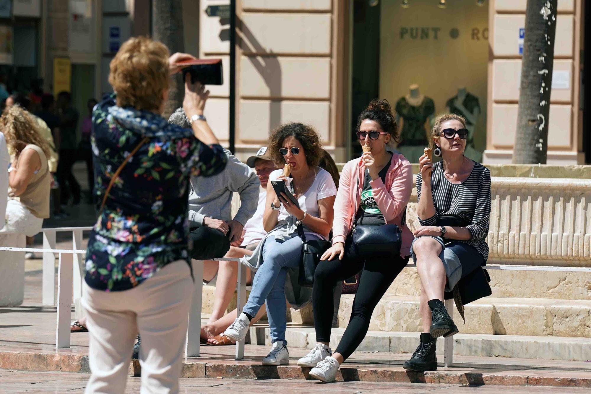 Calor en Málaga en el mes de abril. Bañistas en la playa de La Malagueta y turistas en el Centro de la ciudad, que supera los 28 grados.