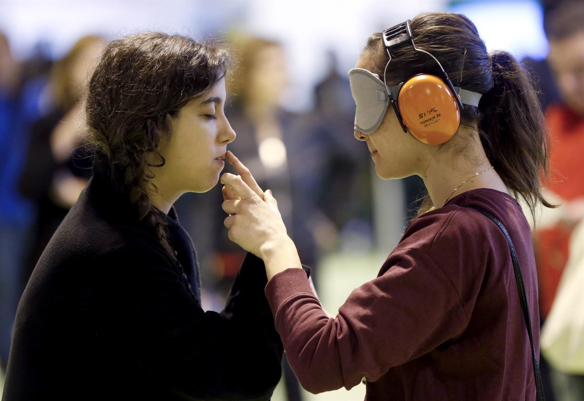 Dos mujeres participan en una demostración dentro de la IX Feria de Empleo para personas con discapacidad en Madrid.