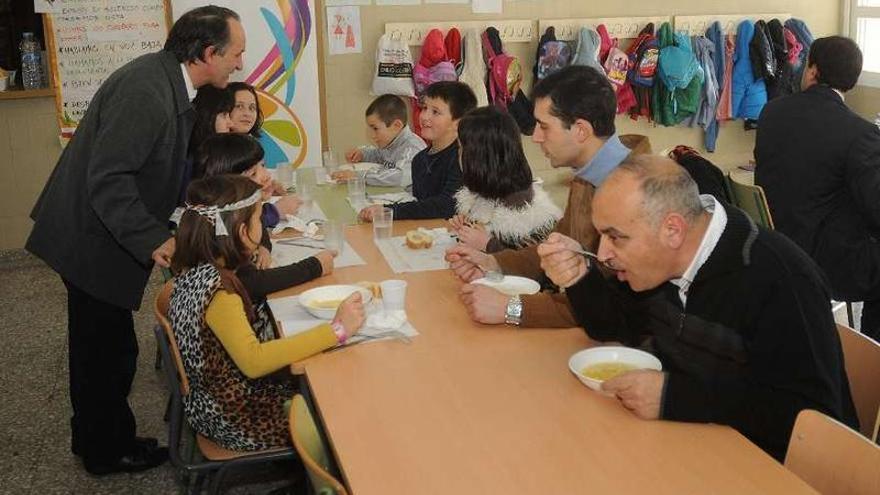 El concejal Agustín Fernández toma el menú del comedor escolar del colegio A Xunqueira 1.