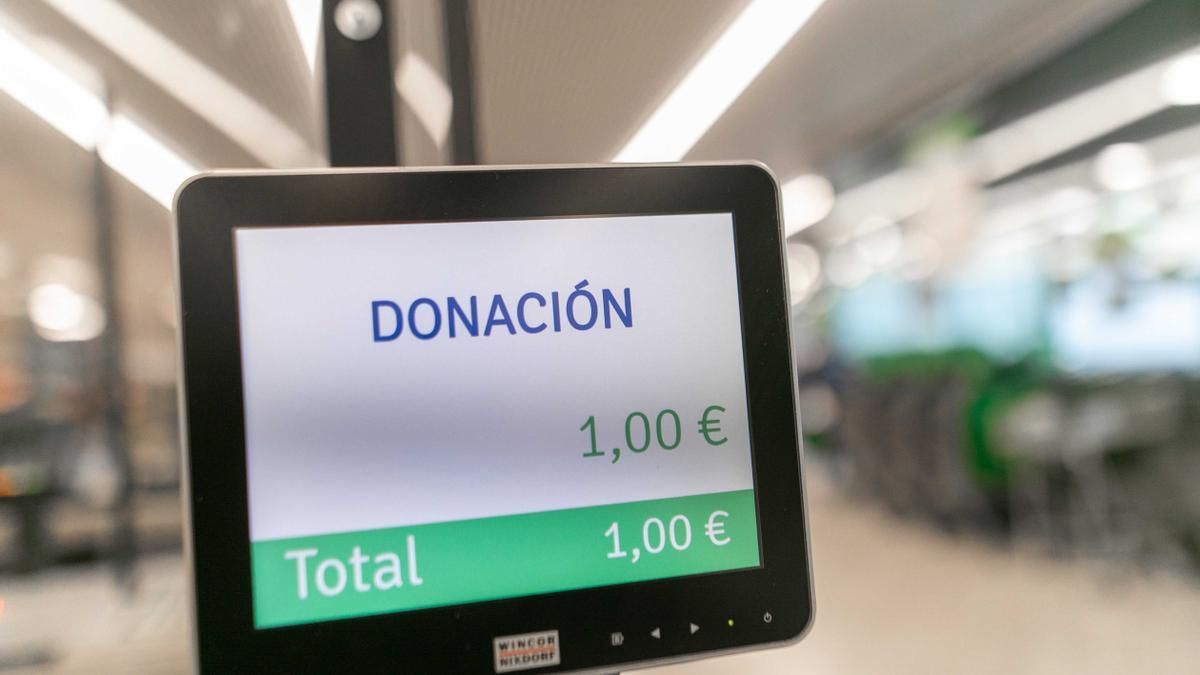 Detalle de la donación en caja en la Gran Recogida de Alimentos en Mercadona