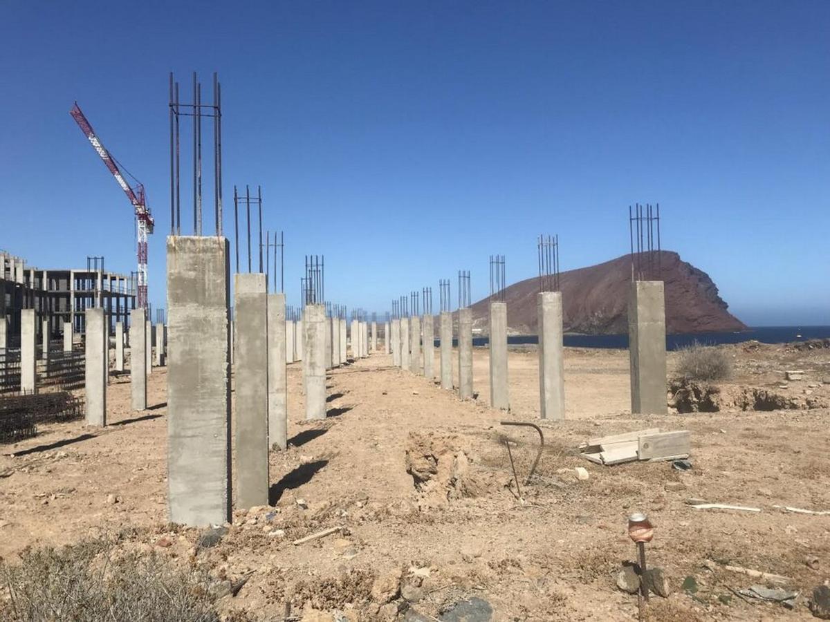 Construcción paralizada en la playa de La Tejita.