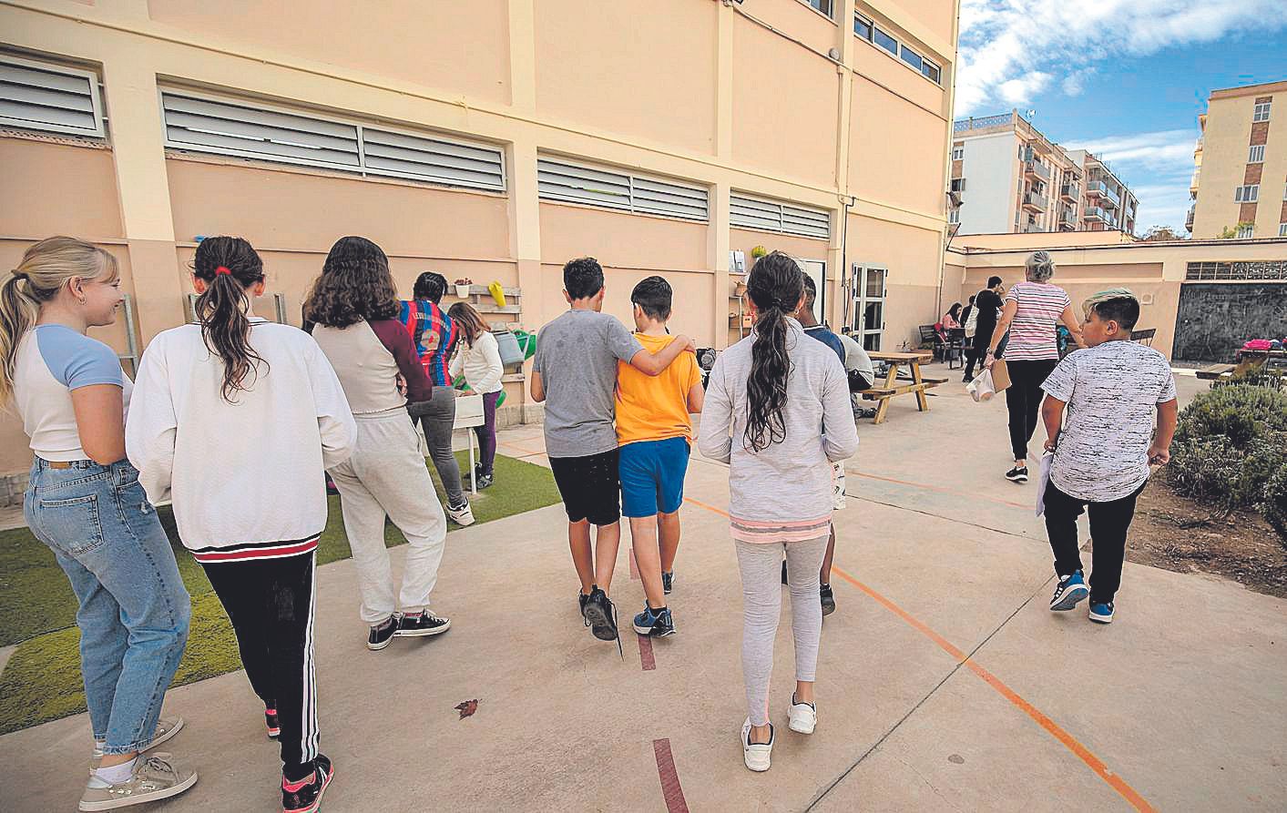 Un grupo de alumnos se dirige a clase tras el tiempo del patio.