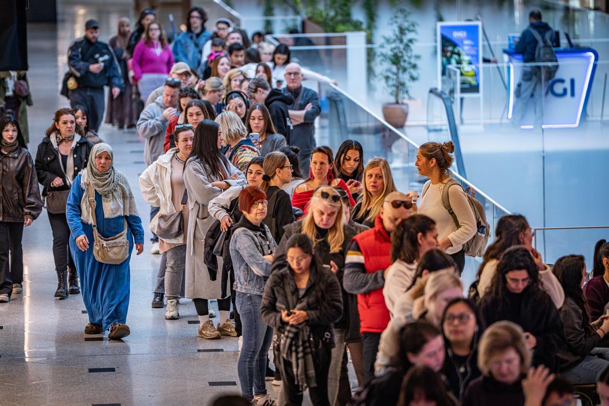 Furor y ofertas en el estreno de la primera tienda en Barcelona del outlet de grandes marcas TK-Maxx