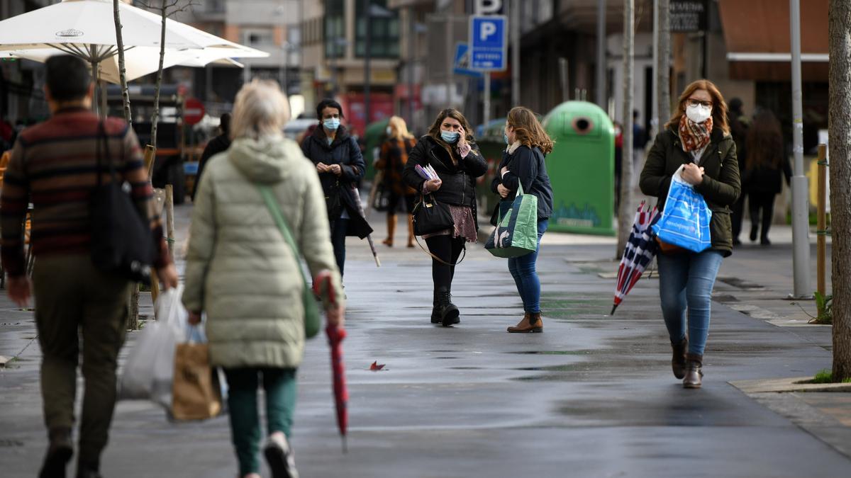 Gente por las calles del centro de Pontevedra.