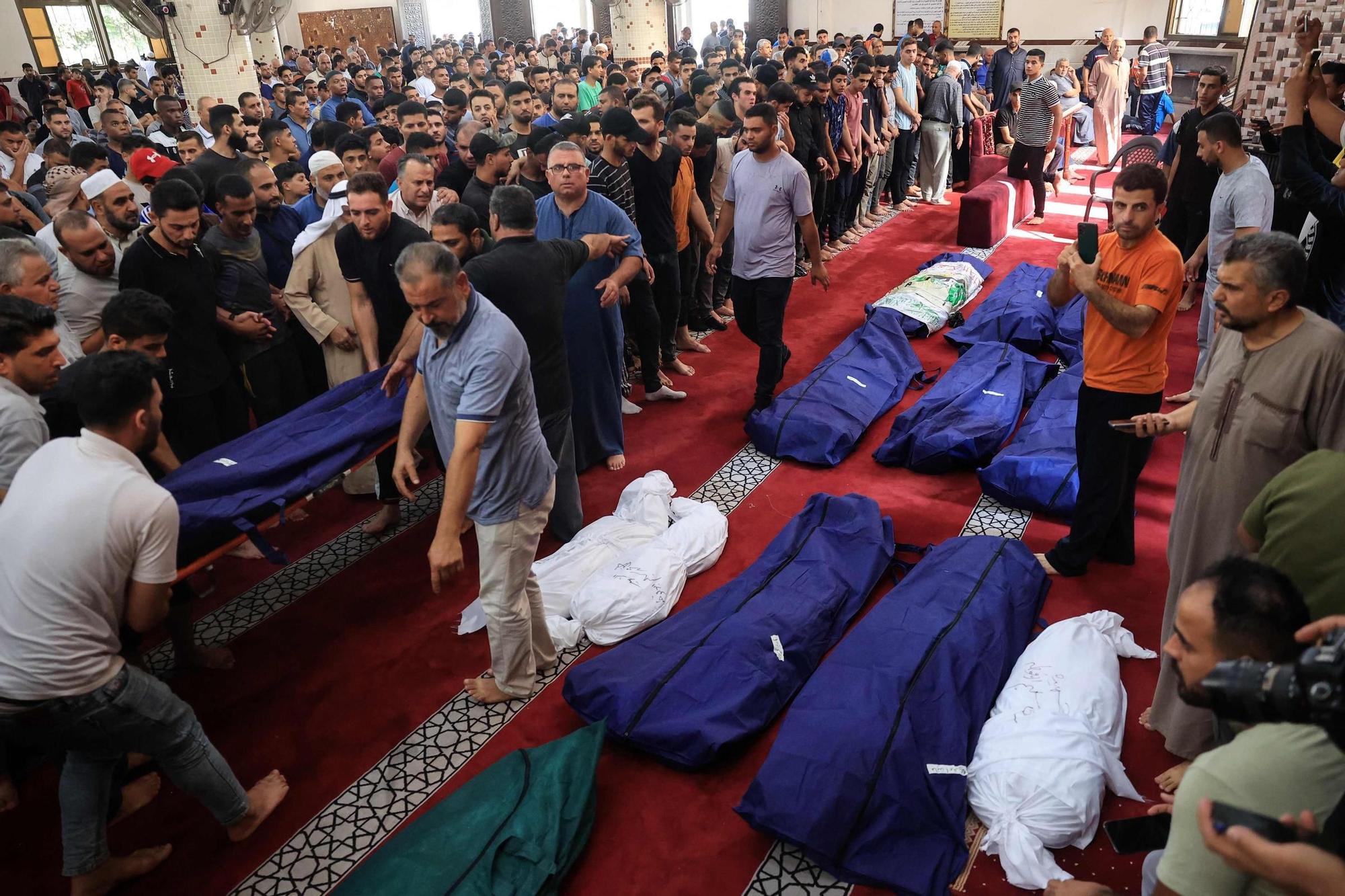 Funeral por miembros de la familia Abu Quta family y sus vecinos, muertos tras ataques con misiles de Israel en la ciudad palestina de Rafah, en la Franja de Gaza.