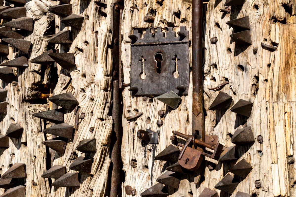 Las puertas medievales que guarda Pedraza entre sus calles
