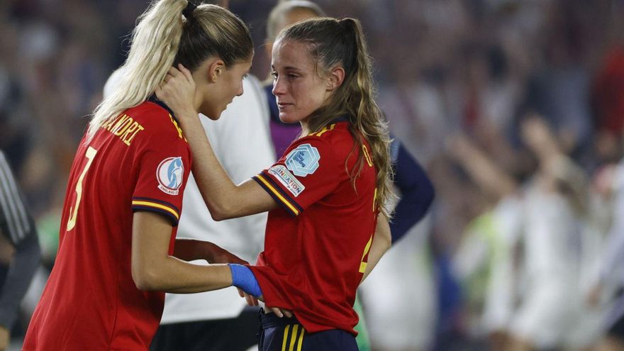 Laia Aleixandri y Ona Batlle, tristes tras la derrota. | // MIGUEL TOÑA