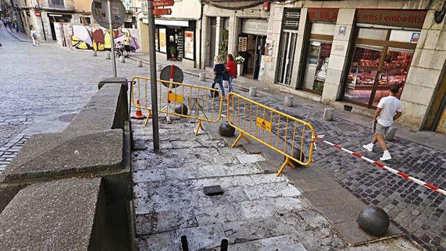 Les obres ja han començat i el bar &amp;ndash;al fons&amp;ndash; ja no té la terrassa a l&#039;espai envoltat per tanques.