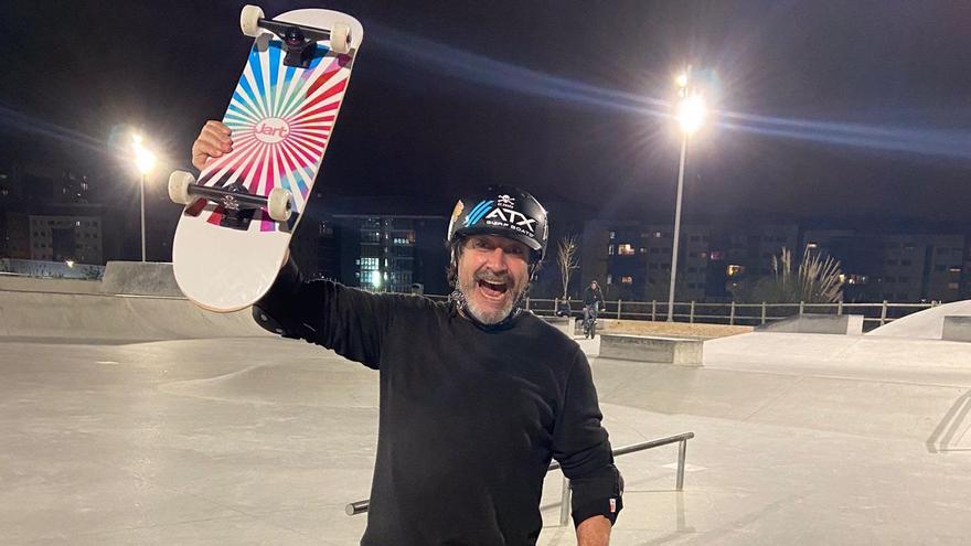 Alfonso Rey, de 52 años, con su skate