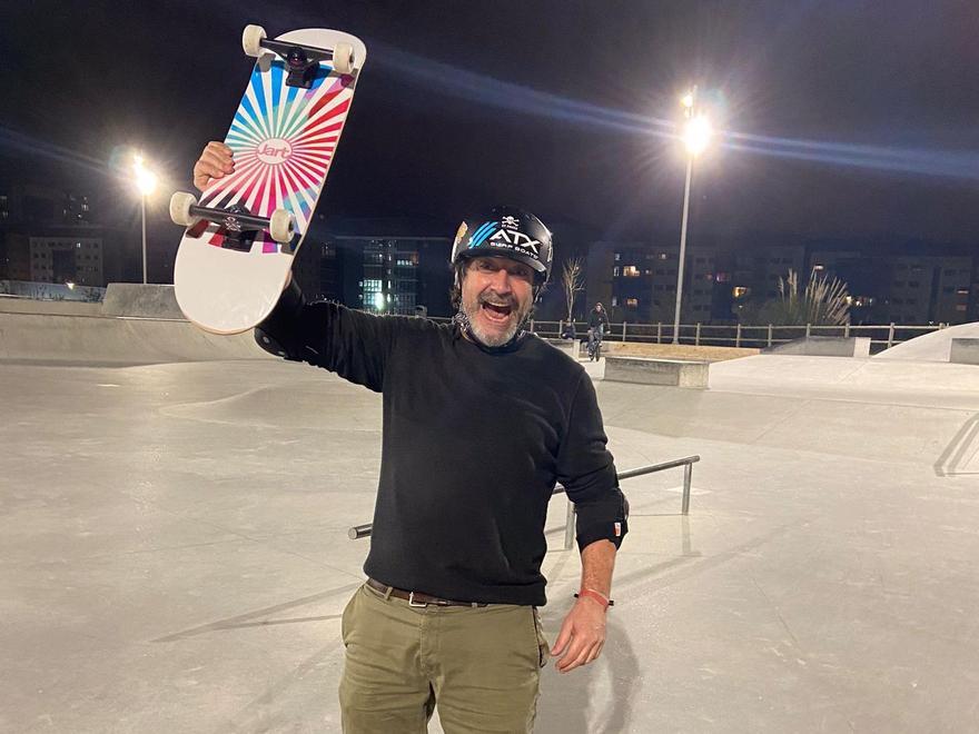 Alfonso Rey, de 52 años, con su skate