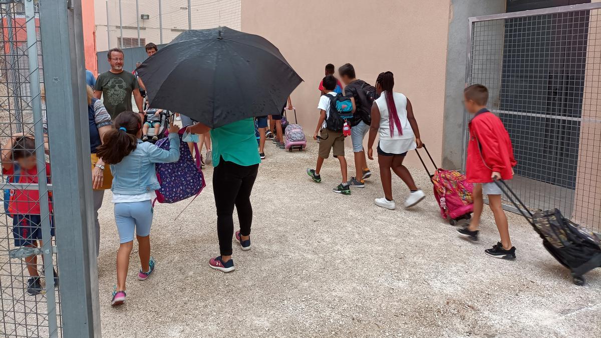 Momento de la entrada al colegio Agustín Gericó, a las nueve de esta mañana.